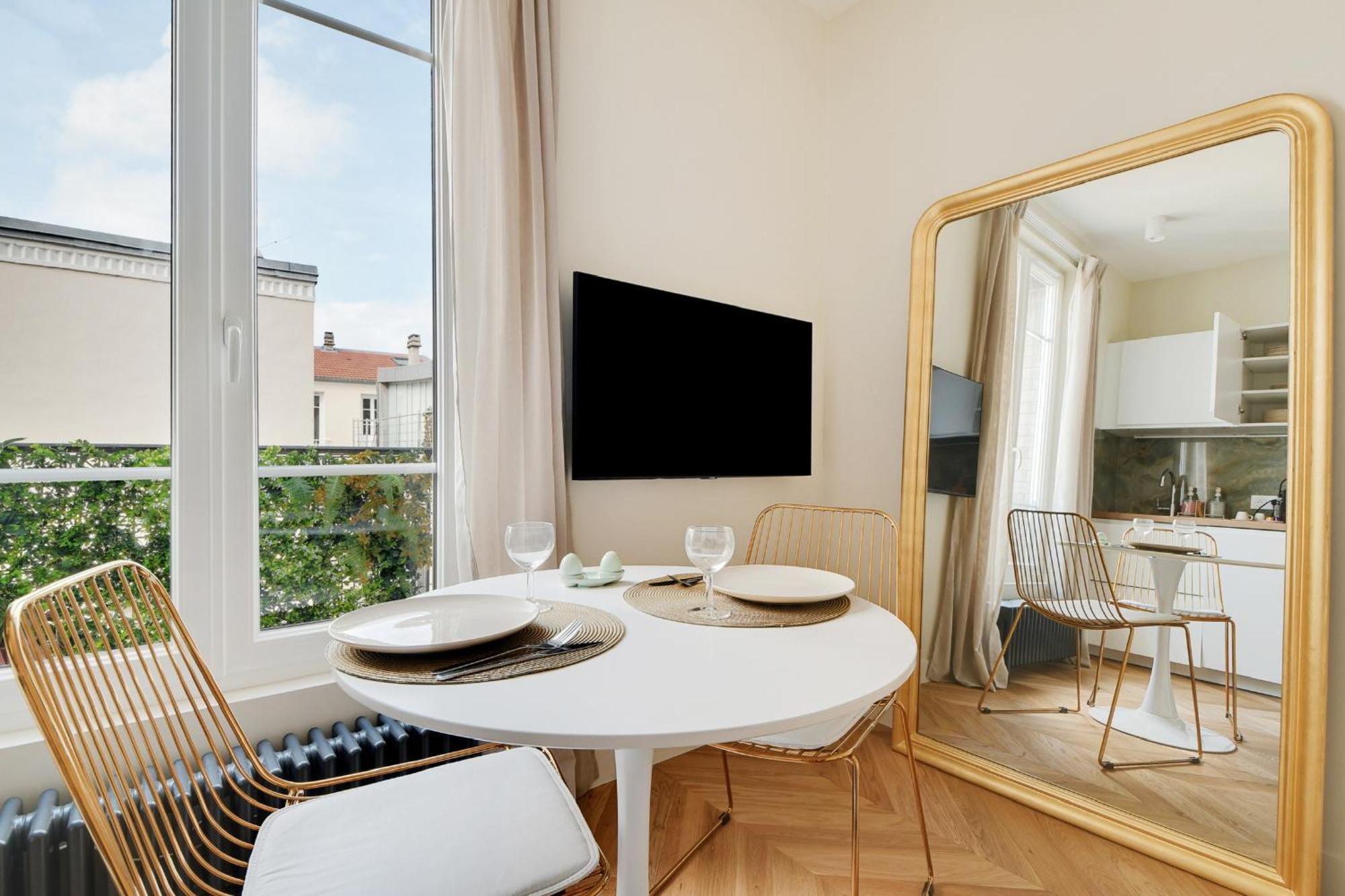Deluxe 1 By Les Maisons De Charloc Homes Apartment Boulogne-Billancourt